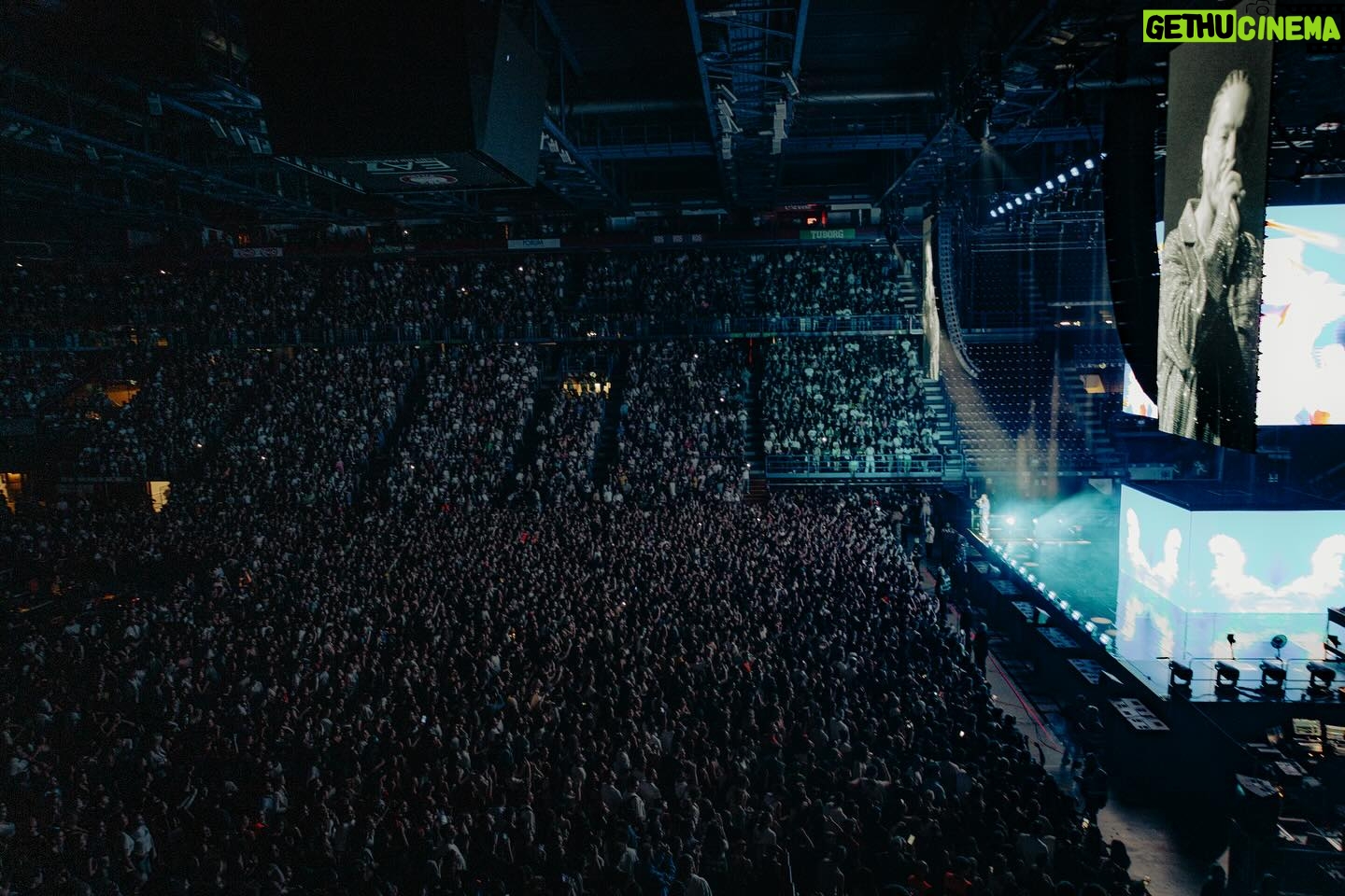 J Balvin Instagram - Cada día un sueño más, cumplido. Poder salir de Medellín, Colombia y llenar en tantos lugares, donde no se hablas español es uno de mis logros más grandes. Qué cada quien sueñe lo que quiera porque los sueños, son únicos, personales y no tienen que ser igual a los de los demás. Hace 3 años no saco un álbum y el amor por la música sigue más fuerte que nunca, pero estamos trabajando en eso, que ya en cualquier momento vamos a disfrutar juntos esta temporada que empezó desde Coachella. Los amo y GRACIAS. Gira en Europa que BUENO VOLVER A VERTE … siguiente misión Australia , Nueva Zelanda Indonesia, Tailandia,Japón , Egipto 🌎🌍🌏🌍🌎 LATINO GANG.
