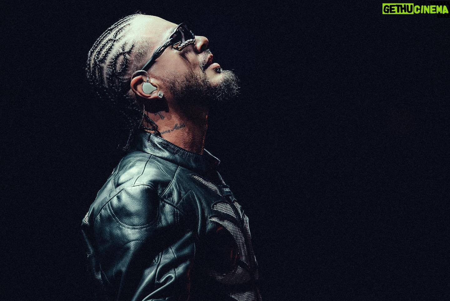 J Balvin Instagram - Cada día un sueño más, cumplido. Poder salir de Medellín, Colombia y llenar en tantos lugares, donde no se hablas español es uno de mis logros más grandes. Qué cada quien sueñe lo que quiera porque los sueños, son únicos, personales y no tienen que ser igual a los de los demás. Hace 3 años no saco un álbum y el amor por la música sigue más fuerte que nunca, pero estamos trabajando en eso, que ya en cualquier momento vamos a disfrutar juntos esta temporada que empezó desde Coachella. Los amo y GRACIAS. Gira en Europa que BUENO VOLVER A VERTE … siguiente misión Australia , Nueva Zelanda Indonesia, Tailandia,Japón , Egipto 🌎🌍🌏🌍🌎 LATINO GANG.