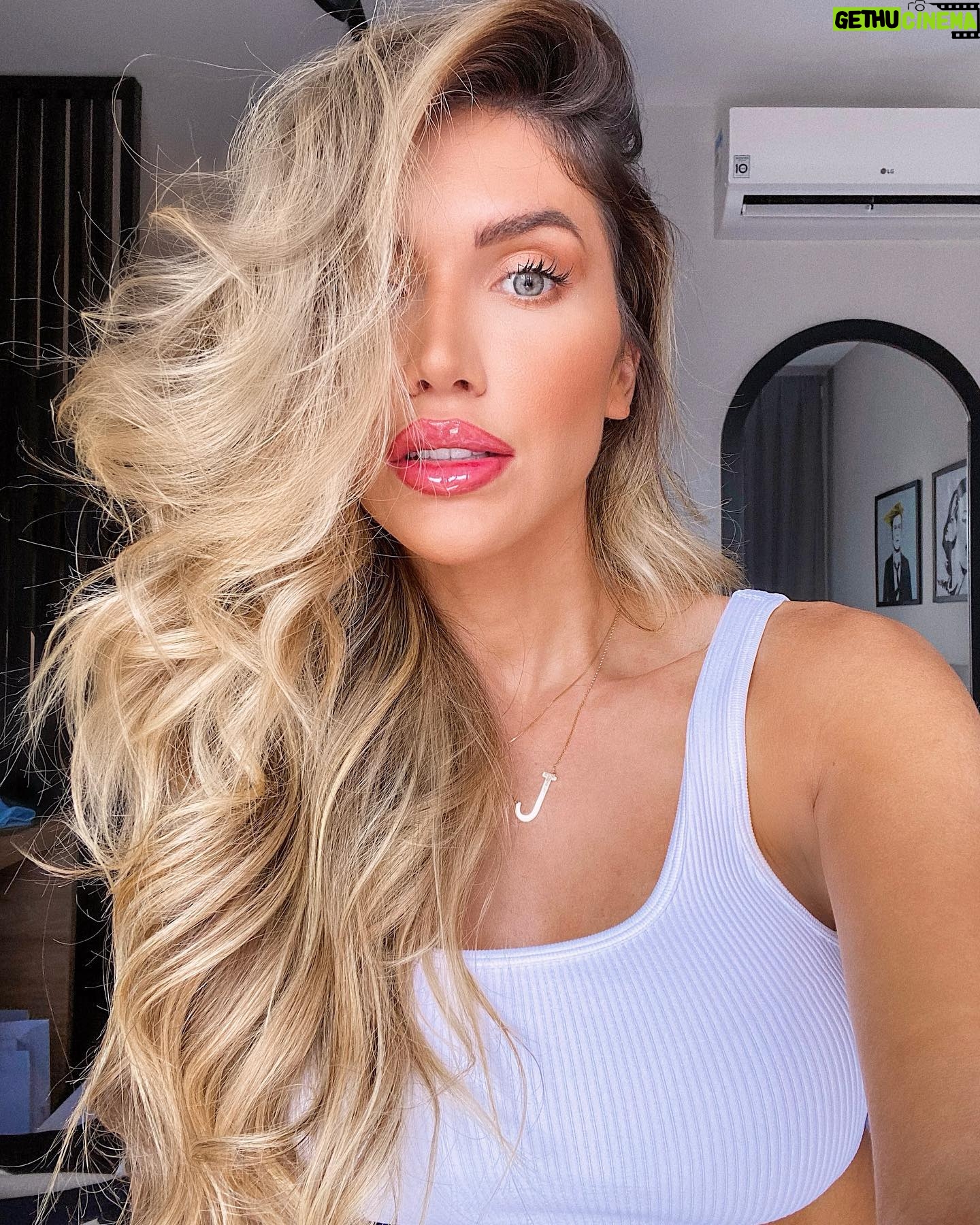 Jéssica Belcost - 9.5K Likes - Na dúvida entre a foto 1 e 2 para a nova capa do meu perfil, acabei escolhendo a primeira! ☺️
Vocês gostaram mais de qual?