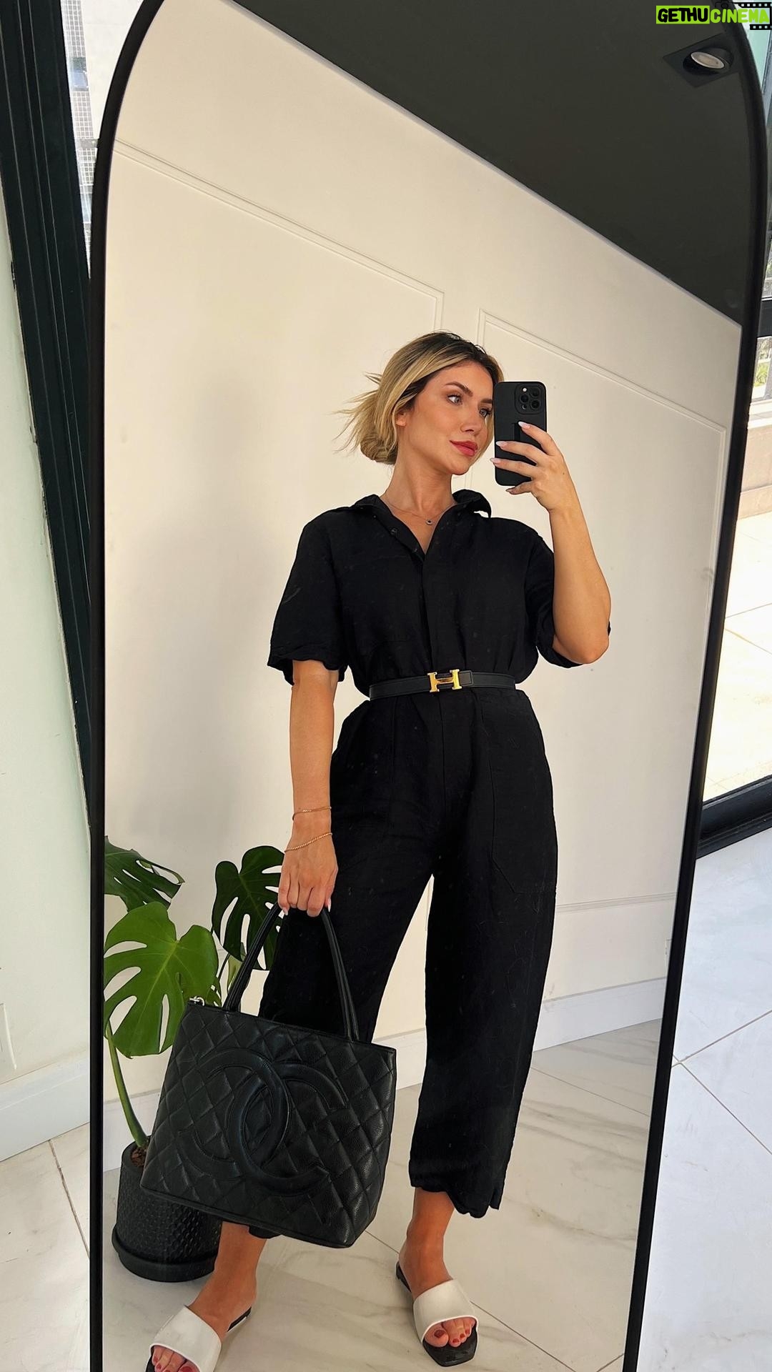 Jéssica Belcost Instagram - Desde que minhas plantas começaram a aparecer nos Stories eu recebo sempre a mesma pergunta: “qual o nome dessa planta?” A primeira que comprei foi a Ficus Burgundy e ela é realmente muito fácil de cuidar. Dou água uma vez por semana, às vezes 1x a cada duas semanas (ou seja, dá pra viajar e ela continua inteira). A Costela de Adão foi a segunda que comprei e a que teve as folhas amareladas. Quando parei de dar água 1x por semana e passei a fazer isso 1x a cada 2 semanas, as folhas voltaram a crescer. Ela ficou exatamente no mesmo lugar de antes (na sala, onde entra luz). Ambas são lindas e não atraíram nenhum bicho. Mas se você quiser minha opinião pra uma planta bonita e extremamente fácil eu te diria pra comprar uma Ficus. Vale lembrar que minha experiência com plantas não é das maiores, então essa é só minha experiência, mas espero ter ajudado! :) E você, já é mãe de plantas?