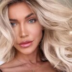 Jéssica Belcost Instagram – COMO EU MODELO MEU CABELO EM CASA!

Uso primeiro a escova e depois o acessório mais fino de @dysonhair para enrolar todo o cabelo e geralmente deixo as pontas para fora, assim consigo fazer o efeito de uma “franja” na frente. 

Não esqueça de usar protetor térmico antes das duas etapas porque o ar que sai é bem quente.

Dúvidas? Deixa nos comentários que eu respondo! 🥰😘