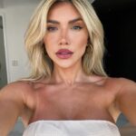 Jéssica Belcost Instagram - Atualizando as minhas selfies pra me lembrar que passar maquiagem e arrumar o cabelo é um autocuidado que vai muito além… vocês já repararam o quanto a gente se sente melhor quando fazemos alguma coisa - qualquer que seja - por nós mesmas? Quantas coisas simples deixamos de lado sem perceber que aquilo na verdade era um incentivo? Hidratar os cabelos no banho, passar creme no corpo, fazer as unhas, passar maquiagem, treinar, fazer uma comida que você gosta… Quem já sentiu isso?
