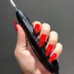 Jéssica Belcost Instagram - Tirando meu alongamento das unhas sozinha!😅 Comprei tudo pra poder fazer em casa e descobri que se eu fizer 12x esse ano tenho uma economia média de R$ 4.800,00 - que gastaria em salão. É claro que um trabalho amador nunca vai substituir uma boa profissional, mas achei interessante! :)