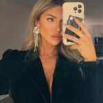 Jéssica Belcost Instagram - Fazendo carão com esse blazer que eu paguei 7,00 dólares e achei em um brechó. Adoro!! 😂🥰 Querem ver as minhas últimas compras baratinhas?