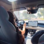 Jéssica Belcost Instagram - Os dois carros elétricos que eu dirigi no @bydservopa Music Day são o Yuan e o Dolphin. Ambos 100% elétricos, com funcionalidades incríveis, super gostosos de dirigir e muito silenciosos! Alguém já dirigiu algum?
