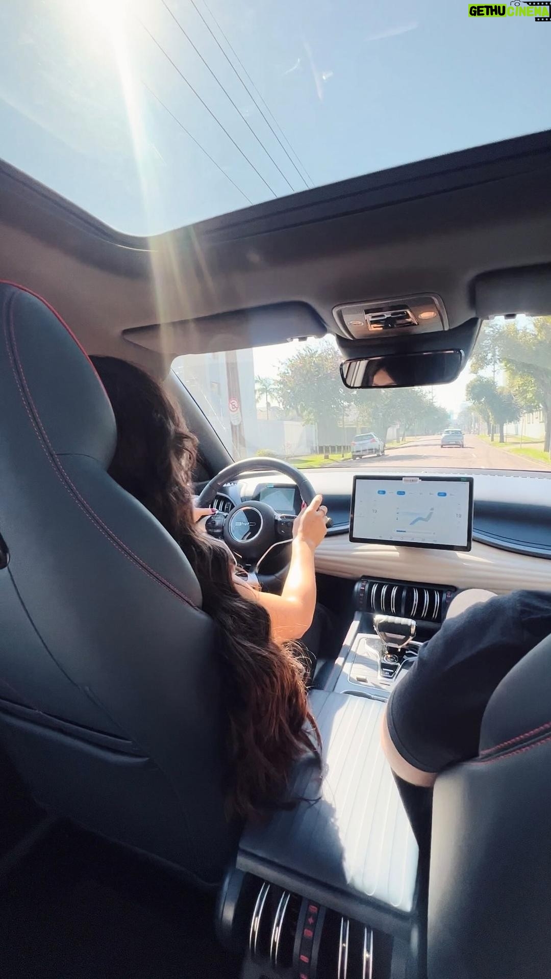 Jéssica Belcost Instagram - Os dois carros elétricos que eu dirigi no @bydservopa Music Day são o Yuan e o Dolphin. Ambos 100% elétricos, com funcionalidades incríveis, super gostosos de dirigir e muito silenciosos! Alguém já dirigiu algum?