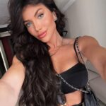 Jéssica Belcost Instagram - Alguém da época que eu adorava a luz desse quarto pra tirar selfie? Em que ano você chegou aqui? 🤔
