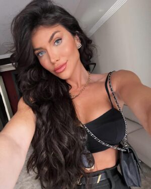 Jéssica Belcost Instagram - Alguém da época que eu adorava a luz desse quarto pra tirar selfie?
Em que ano você chegou aqui? 🤔