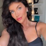 Jéssica Belcost Instagram - Alguém da época que eu adorava a luz desse quarto pra tirar selfie? Em que ano você chegou aqui? 🤔