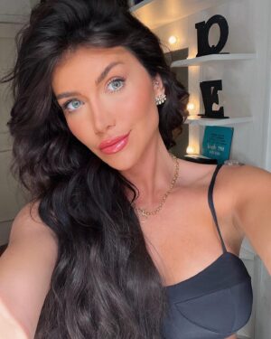 Jéssica Belcost Instagram - Alguém da época que eu adorava a luz desse quarto pra tirar selfie?
Em que ano você chegou aqui? 🤔