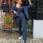 Jéssica Belcost Instagram - Hoje eu literalmente assaltei o armário do meu pai pra ir numa reunião e adorei o look! Indico vocês abrirem os armários por aí… 🫣