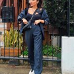 Jéssica Belcost Instagram - Hoje eu literalmente assaltei o armário do meu pai pra ir numa reunião e adorei o look! Indico vocês abrirem os armários por aí… 🫣