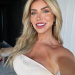 Jéssica Belcost Instagram - Atualizando as minhas selfies pra me lembrar que passar maquiagem e arrumar o cabelo é um autocuidado que vai muito além… vocês já repararam o quanto a gente se sente melhor quando fazemos alguma coisa - qualquer que seja - por nós mesmas? Quantas coisas simples deixamos de lado sem perceber que aquilo na verdade era um incentivo? Hidratar os cabelos no banho, passar creme no corpo, fazer as unhas, passar maquiagem, treinar, fazer uma comida que você gosta… Quem já sentiu isso?