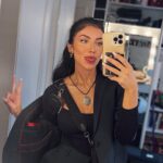 Jéssica Belcost Instagram - Hoje eu literalmente assaltei o armário do meu pai pra ir numa reunião e adorei o look! Indico vocês abrirem os armários por aí… 🫣