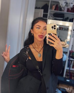 Jéssica Belcost Instagram - Hoje eu literalmente assaltei o armário do meu pai pra ir numa reunião e adorei o look! 

Indico vocês abrirem os armários por aí… 🫣