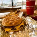 Jéssica Belcost Instagram - ENQUETE: sério, qual é o mais gostoso na sua opinião @fiveguys ou @shakeshack? E se você nunca provou, na dúvida quando viajar coma nos dois! 😋🤤🍔 Eles são totalmente diferentes! O Shake tem uma carne fininha bem saborosa e o Five vem com bastante batata rústica… (O preço aproximado do hambúrguer com batata e refri é $20,00).