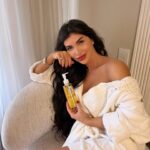 Jéssica Belcost Instagram - A marca de skincare n° 1 do Japão está comemorando quatro anos no Brasil e por isso você vai ganhar até 30% de desconto nos produtos da @hadalabo_brasil usando o cupom JESSICABELCOST!! 🥳🥳 Corre aproveitar porque é somente até o dia 22/10/23. Deixei o link nos Stories!! *Na foto é meu Cleasing Oil preferido! O Gokujyun retira até maquiagem a prova d'água sem machucar a pele e possui dois tipos de ácido hialurônico, além de um blend dos óleos vegetais de oliva e jojoba. É indicado para todos os tipos de pele, não contém álcool e não arde os olhos! :)