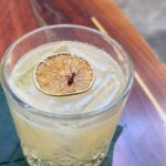 Jéssica Belcost Instagram - Alguém aceita um drink? 🥃🐜 Sim, é uma formiga de verdade, não é enfeite. 😅