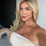 Jéssica Belcost Instagram - Atualizando as minhas selfies pra me lembrar que passar maquiagem e arrumar o cabelo é um autocuidado que vai muito além… vocês já repararam o quanto a gente se sente melhor quando fazemos alguma coisa - qualquer que seja - por nós mesmas? Quantas coisas simples deixamos de lado sem perceber que aquilo na verdade era um incentivo? Hidratar os cabelos no banho, passar creme no corpo, fazer as unhas, passar maquiagem, treinar, fazer uma comida que você gosta… Quem já sentiu isso?