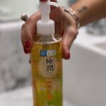 Jéssica Belcost Instagram - A marca de skincare n° 1 do Japão está comemorando quatro anos no Brasil e por isso você vai ganhar até 30% de desconto nos produtos da @hadalabo_brasil usando o cupom JESSICABELCOST!! 🥳🥳 Corre aproveitar porque é somente até o dia 22/10/23. Deixei o link nos Stories!! *Na foto é meu Cleasing Oil preferido! O Gokujyun retira até maquiagem a prova d'água sem machucar a pele e possui dois tipos de ácido hialurônico, além de um blend dos óleos vegetais de oliva e jojoba. É indicado para todos os tipos de pele, não contém álcool e não arde os olhos! :)