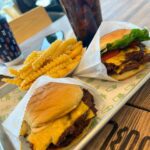 Jéssica Belcost Instagram - ENQUETE: sério, qual é o mais gostoso na sua opinião @fiveguys ou @shakeshack? E se você nunca provou, na dúvida quando viajar coma nos dois! 😋🤤🍔 Eles são totalmente diferentes! O Shake tem uma carne fininha bem saborosa e o Five vem com bastante batata rústica… (O preço aproximado do hambúrguer com batata e refri é $20,00).