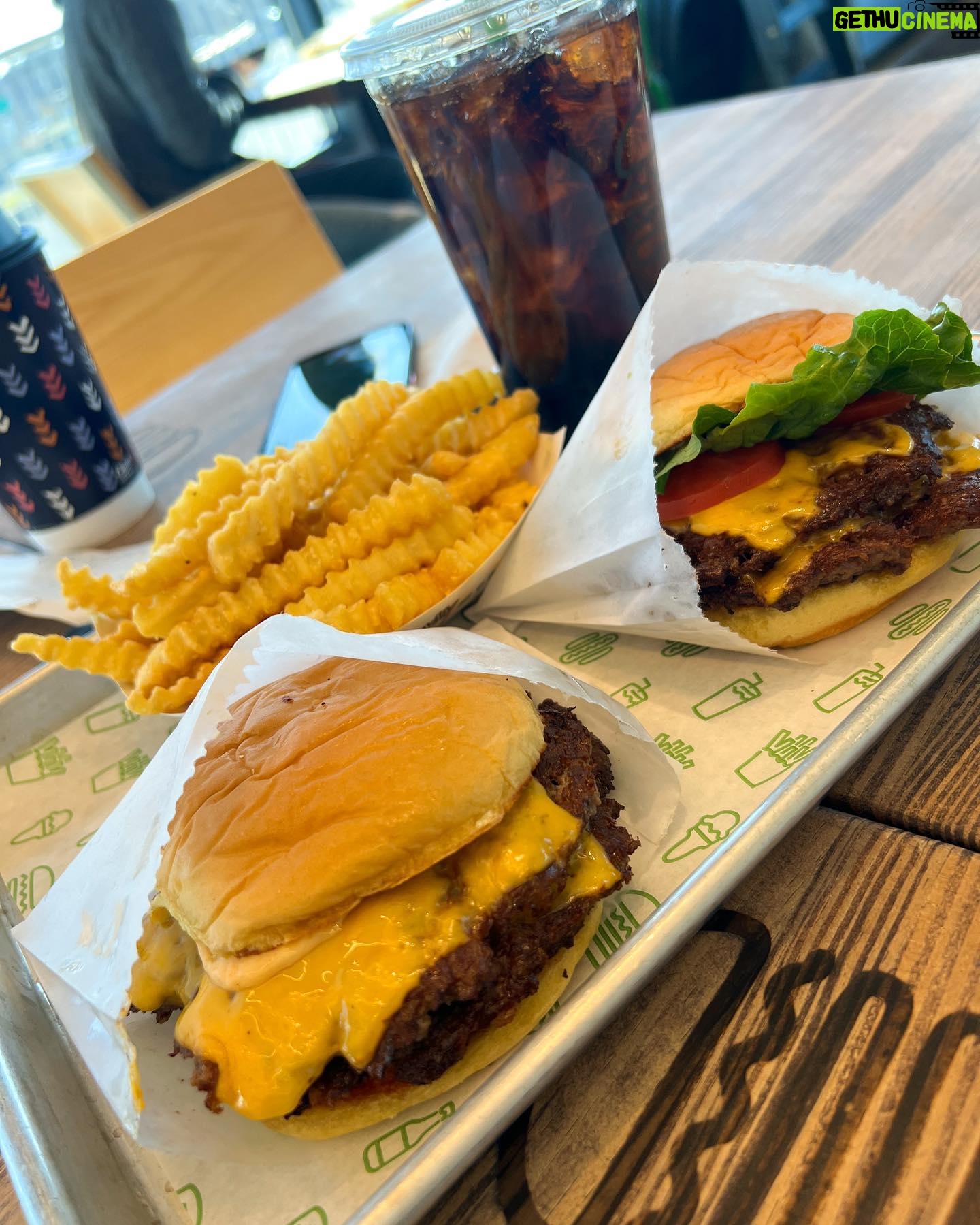 Jéssica Belcost Instagram - ENQUETE: sério, qual é o mais gostoso na sua opinião @fiveguys ou @shakeshack? E se você nunca provou, na dúvida quando viajar coma nos dois! 😋🤤🍔 Eles são totalmente diferentes! O Shake tem uma carne fininha bem saborosa e o Five vem com bastante batata rústica… (O preço aproximado do hambúrguer com batata e refri é $20,00).