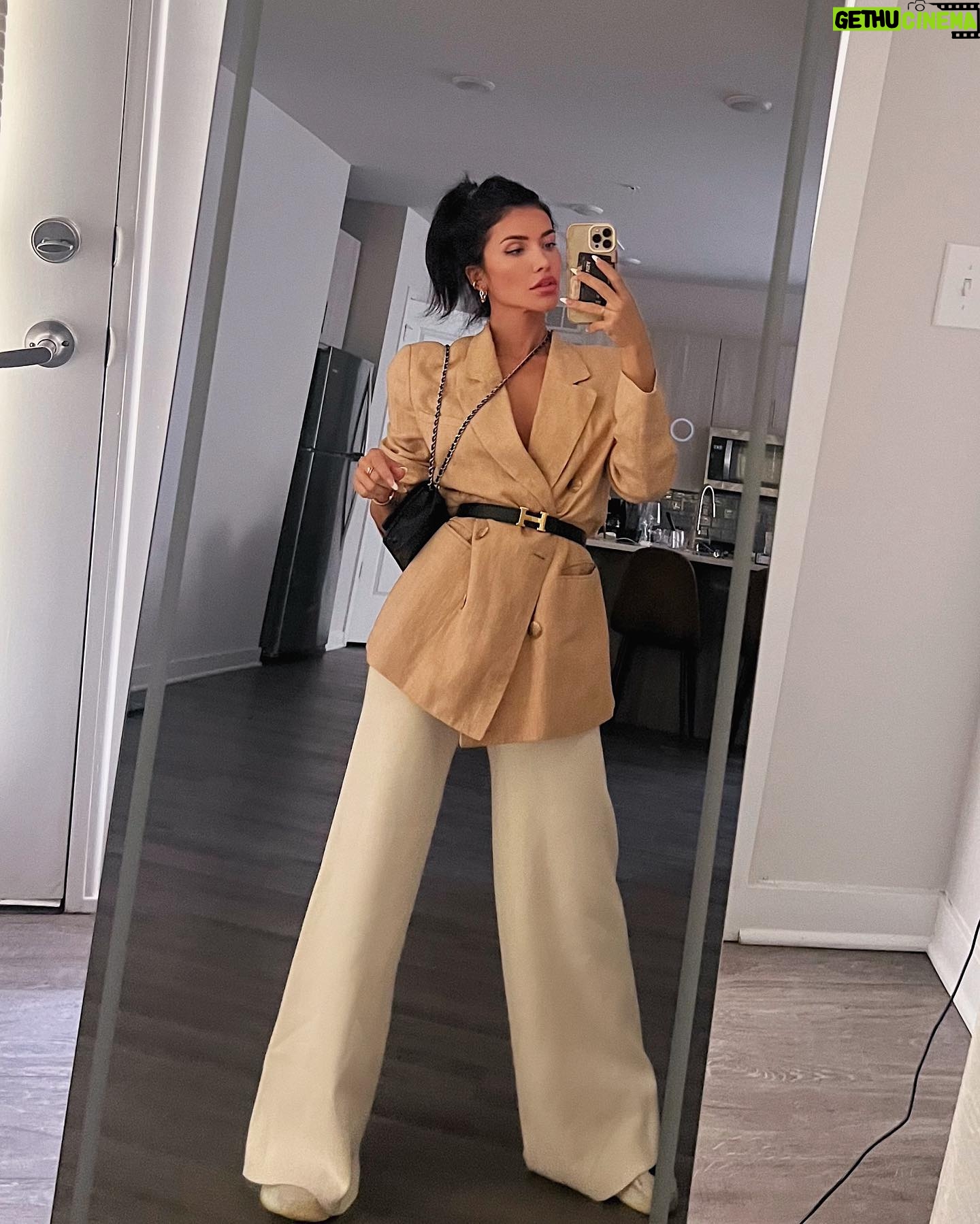 Jéssica Belcost - 7.9K Likes - Tirei o pijama, significa que vou pra cidade grande! 😂