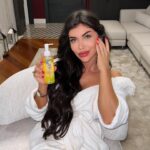Jéssica Belcost Instagram - A marca de skincare n° 1 do Japão está comemorando quatro anos no Brasil e por isso você vai ganhar até 30% de desconto nos produtos da @hadalabo_brasil usando o cupom JESSICABELCOST!! 🥳🥳 Corre aproveitar porque é somente até o dia 22/10/23. Deixei o link nos Stories!! *Na foto é meu Cleasing Oil preferido! O Gokujyun retira até maquiagem a prova d'água sem machucar a pele e possui dois tipos de ácido hialurônico, além de um blend dos óleos vegetais de oliva e jojoba. É indicado para todos os tipos de pele, não contém álcool e não arde os olhos! :)
