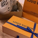 Jéssica Belcost Instagram - UNBOXING: uma Jessiquinha e dois estilos super diferentes, um pra cada personalidade que habita em mim! 😅 Qual vocês gostam mais? (Aposto que vocês vão falar da tiara, mas isso até vocês se acostumarem a me ver usando o tênis 😂)