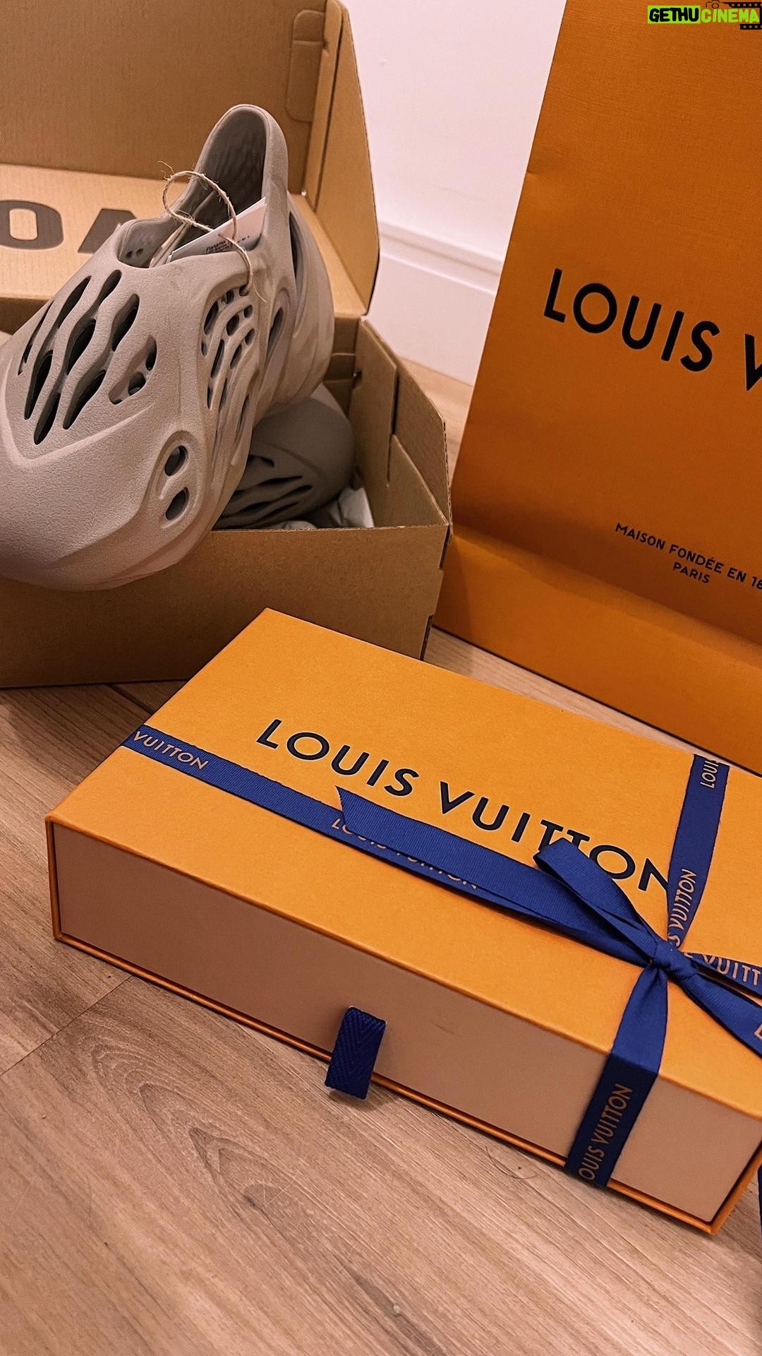 Jéssica Belcost Instagram - UNBOXING: uma Jessiquinha e dois estilos super diferentes, um pra cada personalidade que habita em mim! 😅 Qual vocês gostam mais? (Aposto que vocês vão falar da tiara, mas isso até vocês se acostumarem a me ver usando o tênis 😂)