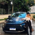 Jéssica Belcost Instagram - A @omoda.brasil me convidou para conhecer em primeira mão o Omoda 5 EV, um SUV 100% elétrico que será lançado no Brasil no primeiro semestre desse ano. Além de lindo, ele é sustentável, seguro, confortável e tem muita tecnologia!! Eu postei um reels esses dias contando um pouco mais sobre ele. Dá uma olhadinha lá! Estou ansiosa por esse lançamento! 🥳😍 A Omoda é uma marca que anunciou recentemente sua chegada ao Brasil e entrará em uma operação ao lado de outra marca, a Jaecoo, que terá uma pegada mais off-road. Omoda | Jaecoo abrirá até 40 concessionárias em 2024 e no final do primeiro semestre você também poderá testar um desses assim como eu. E aí, curtiu? Me conta!! #Omoda #OmodaBrasil #Omoda5 #Omoda5EV
