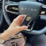 Jéssica Belcost Instagram - A @omoda.brasil me convidou para conhecer em primeira mão o Omoda 5 EV, um SUV 100% elétrico que será lançado no Brasil no primeiro semestre desse ano. Além de lindo, ele é sustentável, seguro, confortável e tem muita tecnologia!! Eu postei um reels esses dias contando um pouco mais sobre ele. Dá uma olhadinha lá! Estou ansiosa por esse lançamento! 🥳😍 A Omoda é uma marca que anunciou recentemente sua chegada ao Brasil e entrará em uma operação ao lado de outra marca, a Jaecoo, que terá uma pegada mais off-road. Omoda | Jaecoo abrirá até 40 concessionárias em 2024 e no final do primeiro semestre você também poderá testar um desses assim como eu. E aí, curtiu? Me conta!! #Omoda #OmodaBrasil #Omoda5 #Omoda5EV