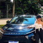Jéssica Belcost Instagram - A @omoda.brasil me convidou para conhecer o primeiro Omoda 5 100% elétrico do Brasil!!!! Ele será o primeiro modelo vendido pela marca e chega para venda no final do primeiro semestre de 2024! O Omoda 5 EV tem um design lindo, além de muita tecnologia, conforto ao dirigir, segurança para todos os ocupantes e ainda é sustentável, não emitindo gases poluentes! 😍 Eu ameei!! É uma delícia de dirigir! Ansiosa para a chegada dele! 🥳