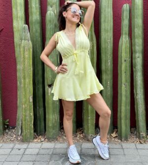 Jéssica Segura Instagram - ¿Qué foto prefieres? 1 Jovenazo 2 tomando el sol o 3 princesa jajajaja 

• Obvio mi #outfit es de @monjevy y es uno de mis favoritos para esta temporada 

• Y mis inseparables @conversemexico la más cómodo de el mundo y súper cool 

• #look #outfit #ootd #trend #color #lime #shop #fashion #streetstyle #streetwear #girlpower #smile #photo