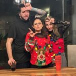 Jéssica Segura Instagram - Es Navidad y solo puedo decir GRACIAS! Los mejores regalos no tienen precio y hoy me los llevé todos: Amo a mi familia, desde mis padres, tíos, hermanos, hasta la que ahora formo con el #barbas, #pancho #tintan y #chente hacen mis días tan divertidos y amorosos 💜💜💜 • Que decir de mis amigos cada uno de ellos son tan importantes que cada que los veo solo puedo sonreír #gracias por las risas, las lágrimas, las pesas, las noches de juegos, las cenas, los viajes y las aventuras que Dios los bendiga siempre • Mi trabajo ese que desde niña soñé, ese que me reta, me divierte, me empuja y me ha dado tantas alegrías pero sobre todo que me ha regalado #fans y una comunidad que me echa porras y me abraza • Por último @adrian.pous mi compañero , mi cómplice y amigo mi viejito ( Porque ya estás grande amor) #teamoconelalma •Feliz Navidad! ❄️❄️❄️ • #christmas #navidad #couple #family #love #doglover #gift #friends #actress #blessed #bendecida