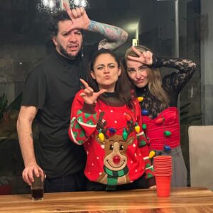 Jéssica Segura Instagram - Es Navidad y solo puedo decir GRACIAS! 
Los mejores regalos no tienen precio y hoy me los llevé todos:

Amo a mi familia, desde mis padres, tíos, hermanos, hasta la que ahora formo con el #barbas, #pancho #tintan y #chente hacen mis días tan divertidos y amorosos 💜💜💜
 
• Que decir de mis amigos cada uno de ellos son tan importantes que cada que los veo solo puedo sonreír 
#gracias por las risas, las lágrimas, las pesas, las noches de juegos, las cenas, los viajes y las aventuras que Dios los bendiga siempre 

• Mi trabajo ese que desde niña soñé, ese que me reta, me divierte, me empuja y me ha dado tantas alegrías pero sobre todo que me ha regalado #fans y una comunidad que me echa porras y me abraza 

• Por último  @adrian.pous mi compañero , mi cómplice y amigo mi viejito ( Porque ya estás grande amor) #teamoconelalma 

•Feliz Navidad! ❄️❄️❄️

• #christmas #navidad  #couple #family #love #doglover #gift #friends #actress #blessed #bendecida