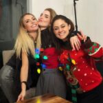 Jéssica Segura Instagram - Es Navidad y solo puedo decir GRACIAS! Los mejores regalos no tienen precio y hoy me los llevé todos: Amo a mi familia, desde mis padres, tíos, hermanos, hasta la que ahora formo con el #barbas, #pancho #tintan y #chente hacen mis días tan divertidos y amorosos 💜💜💜 • Que decir de mis amigos cada uno de ellos son tan importantes que cada que los veo solo puedo sonreír #gracias por las risas, las lágrimas, las pesas, las noches de juegos, las cenas, los viajes y las aventuras que Dios los bendiga siempre • Mi trabajo ese que desde niña soñé, ese que me reta, me divierte, me empuja y me ha dado tantas alegrías pero sobre todo que me ha regalado #fans y una comunidad que me echa porras y me abraza • Por último @adrian.pous mi compañero , mi cómplice y amigo mi viejito ( Porque ya estás grande amor) #teamoconelalma •Feliz Navidad! ❄️❄️❄️ • #christmas #navidad #couple #family #love #doglover #gift #friends #actress #blessed #bendecida