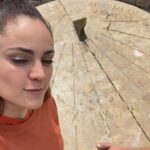 Jéssica Segura Instagram – Nuestra visita a Tarragona fue…

… Un poco más de comedia involuntaria 😂😂😂

• Empecé el día muy inventada con mi outfit porque según yo haría calor y pum tenía frío 

• Llegando a Tarragona nos enteramos que los Lunes cierran todos los museos y ruinas, así que nos tocó caminar por las calles y ya 

• Lo deli probamos unas aceitunas deliciosas en el mercado y pasamos un tiempo increíble en familia 

• Ame el reloj de sol 💜💜💜

• Tendremos que volver a visitar el anfiteatro y los lugares más emblemáticos de Tarragona