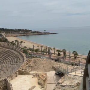 Jéssica Segura Instagram - Nuestra visita a Tarragona fue…

… Un poco más de comedia involuntaria 😂😂😂

• Empecé el día muy inventada con mi outfit porque según yo haría calor y pum tenía frío 

• Llegando a Tarragona nos enteramos que los Lunes cierran todos los museos y ruinas, así que nos tocó caminar por las calles y ya 

• Lo deli probamos unas aceitunas deliciosas en el mercado y pasamos un tiempo increíble en familia 

• Ame el reloj de sol 💜💜💜

• Tendremos que volver a visitar el anfiteatro y los lugares más emblemáticos de Tarragona
