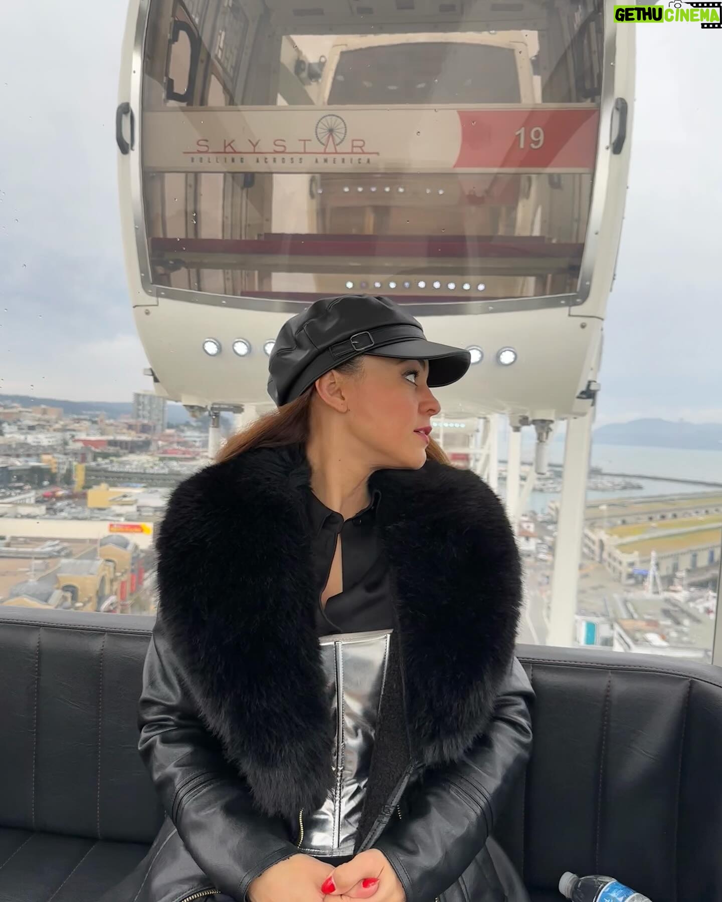 Jéssica Segura Instagram - Fotitos que se quedaron en el carrete! • No saben que día tan mágico, yo soy mega fan de Disney, visitamos el museo, vimos el atardecer y fuimos a @skystarwheel amoooo este lugar y no se por qué no les compartí las fotos 😂😂😂 • #travelphotography #travel #trip #vacation #goldengatebridge #sf #sanfrancisco #outfit #jessicasegura #photo ¿Conoces San Francisco?