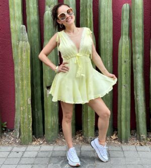 Jéssica Segura Instagram - ¿Qué foto prefieres? 1 Jovenazo 2 tomando el sol o 3 princesa jajajaja 

• Obvio mi #outfit es de @monjevy y es uno de mis favoritos para esta temporada 

• Y mis inseparables @conversemexico la más cómodo de el mundo y súper cool 

• #look #outfit #ootd #trend #color #lime #shop #fashion #streetstyle #streetwear #girlpower #smile #photo