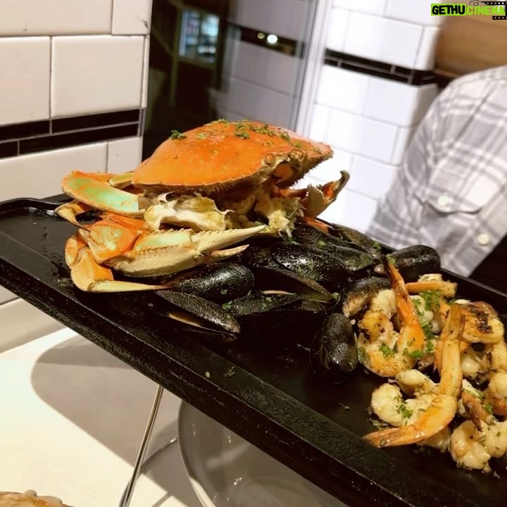 Jéssica Segura Instagram - • Si vienes a SF no te puedes perder cenar o comer en @crabhouse39 está delicioso o no @adrian.pous ? • si se pudo aunque ya no llegamos al postre 😬😬😬 • #deli #crab #paw #delicious #sf #sanfrancisco #restaurant #food #foodporn #photo #couple #birthday