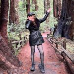 Jéssica Segura Instagram - “San Francisco vibes” • Enamorándonos de este lugar y llenándonos de vividuras Visitamos “muirwoods” y amamos, fuimos a comer a Sausalito y cenamos en @bistro.boudin todo fue perfecto • ¿Qué prefieren para la vacación ciudad, bosque o playa? Porque San Francisco tiene todo 💜💜💜 • @onlyinsf • Mi abrigo es de @monjevy y por cierto está en descuento así que compren compren compren compren compren jajaja • #sf #sanfrancisco #2024 #hbd #trends #outfit #ootd #fashion #vacation #travel #jessicasegura #love #california
