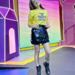 Jéssica Segura Instagram – Amooooooo @mecaigoderisaof y hoy en @teletonmexicooficial la pasamos bomba

• Tú ya hiciste tu donativo? 

• Mi falda es de @monjevy 

• #mecaigoderisa #fun #friendss #ootd #actress #familiadisfuncional #love