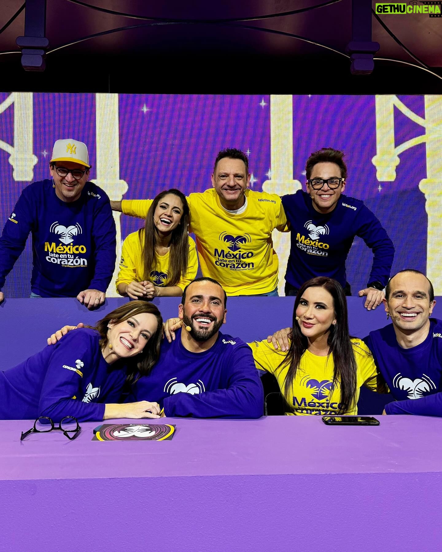 Jéssica Segura Instagram - Amooooooo @mecaigoderisaof y hoy en @teletonmexicooficial la pasamos bomba • Tú ya hiciste tu donativo? • Mi falda es de @monjevy • #mecaigoderisa #fun #friendss #ootd #actress #familiadisfuncional #love