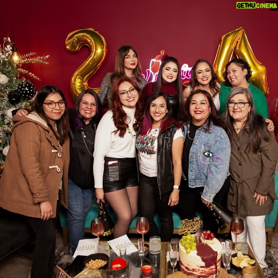 Jéssica Segura Instagram - Feliz aniversario envinado! Hoy hace 3 años iniciamos esta aventura 3 amigas con la intención de desahogarnos y de que nos conocieran como somos, hoy somos una comunidad amorosa, formando vividoras solo puedo decir las amoooooo @envinadas_ @marianabotasl y @lalujans • Mi #outfit para este festejo obvio de @monjevy #salud #cheers #love #friends #wine #amigas #vino #ootd #outfit #aniversary #aniversario