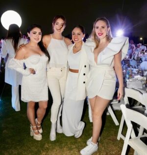 Jéssica Segura Instagram - Noche de amigas, noche de brillo, noche de…

• No hay nada que disfrute más que una noche de inventada con mis amigas, las AMO  infinito 
@marianabotasl  @ode_ruiz y @ivonnedelosrios salud por las noches así 

• #wine #party #friends #fun #cheers #white #shine #brillo #glam #outfit #ootd