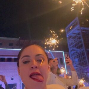 Jéssica Segura Instagram - Noche de amigas, noche de brillo, noche de…

• No hay nada que disfrute más que una noche de inventada con mis amigas, las AMO  infinito 
@marianabotasl  @ode_ruiz y @ivonnedelosrios salud por las noches así 

• #wine #party #friends #fun #cheers #white #shine #brillo #glam #outfit #ootd