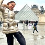 Jéssica Segura Instagram – Expectativa VS REALIDAD! 

Así las cosas, me di cuarenta de cuantas cosas en la vida dejo de disfrutar porque no pasan como pensé que serían 

• París me hizo cambiar el foco y dejar de esperar que saliera el sol para ponerle un outfit o hacer una foto, hoy agradezco a la vida estar sana, haber pisado y conocido un cachito de su historia y comes sus postres y chocolates 

• Valorar intensamente la calidez de los latinos pero sobre todo de los mexicanos con nuestra sonrisa en la boca y música en los restaurantes ❤️❤️❤️

Y finalmente enamorada y feliz por tener a mi compañero de vida @adrian.pous te amo #barbas 

• #trip #fun #travel #parís #paris #travel #jessicasegura #francia