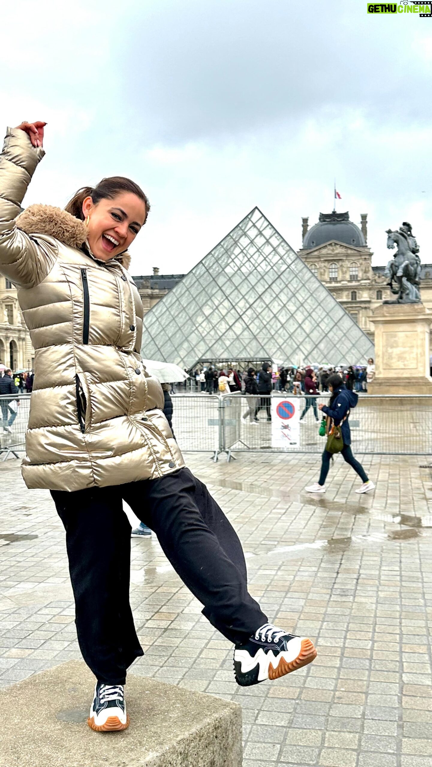 Jéssica Segura Instagram - Expectativa VS REALIDAD! Así las cosas, me di cuarenta de cuantas cosas en la vida dejo de disfrutar porque no pasan como pensé que serían • París me hizo cambiar el foco y dejar de esperar que saliera el sol para ponerle un outfit o hacer una foto, hoy agradezco a la vida estar sana, haber pisado y conocido un cachito de su historia y comes sus postres y chocolates • Valorar intensamente la calidez de los latinos pero sobre todo de los mexicanos con nuestra sonrisa en la boca y música en los restaurantes ❤️❤️❤️ Y finalmente enamorada y feliz por tener a mi compañero de vida @adrian.pous te amo #barbas • #trip #fun #travel #parís #paris #travel #jessicasegura #francia